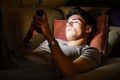 超八成青年“睡前玩手机”亟需警惕与矫正缩略图