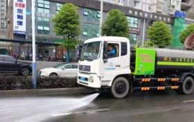 洒水车雨天作业合理吗?专业解答→缩略图 洒水车雨天作业合理吗?专业解答→缩略图