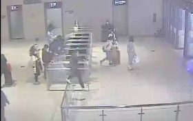 汉中一男子醉酒后,闹完车站又闹派出所……缩略图 汉中一男子醉酒后,闹完车站又闹派出所……缩略图