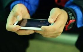 未成年人沉迷短视频 刷屏上瘾应引起重视缩略图 未成年人沉迷短视频 刷屏上瘾应引起重视缩略图