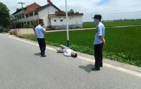 男子酷暑晕倒,民警倾力救助缩略图 男子酷暑晕倒,民警倾力救助缩略图