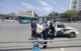 男子被窃身无分文 囧途遇汉中交警热心帮助缩略图 男子被窃身无分文 囧途遇汉中交警热心帮助缩略图