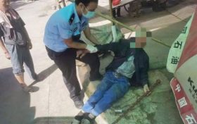 高温酷暑下,一位老人晕倒在牟家坝镇某路边,疑似中暑缩略图 高温酷暑下,一位老人晕倒在牟家坝镇某路边,疑似中暑缩略图