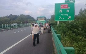 旅游大巴高速爆胎 民警及时救援解困缩略图 旅游大巴高速爆胎 民警及时救援解困缩略图