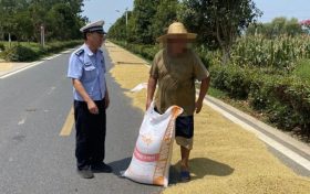 秋收农忙,请勿占道打场晒粮!缩略图 秋收农忙,请勿占道打场晒粮!缩略图