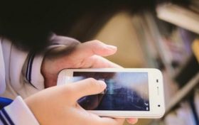 长期使用手机“伤脑”还“增肥”?专家支招免沉迷缩略图 长期使用手机“伤脑”还“增肥”?专家支招免沉迷缩略图