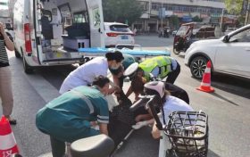 汉中交警一大队警医合作迅速救助事故伤员缩略图