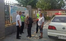 失明老人路边晕倒,汉中交警暖心救助!缩略图 失明老人路边晕倒,汉中交警暖心救助!缩略图