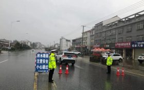汉中交警:雨中“警”,风中“情”,天汉畅通让您平安出行缩略图 汉中交警:雨中“警”,风中“情”,天汉畅通让您平安出行缩略图