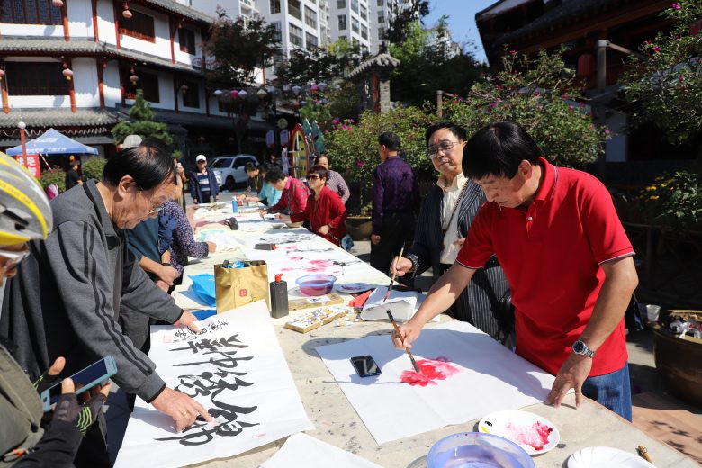 汉中市褒国古镇举行“庆国庆迎重阳文艺演出暨褒国炝锅鱼庄开业庆典活动插图4