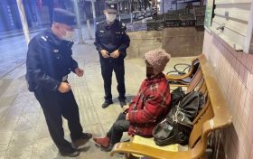 老人负气离家出走 民警温情劝慰送回缩略图 老人负气离家出走 民警温情劝慰送回缩略图