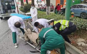 老人路边摔倒 汉中交警:“我在这里陪着您”缩略图 老人路边摔倒 汉中交警:“我在这里陪着您”缩略图