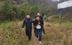 七旬老人山里走失,民警搜寻60小时平安找回缩略图 七旬老人山里走失,民警搜寻60小时平安找回缩略图