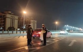 汽车没油抛锚桥面,汉中交警蜀黍推车施救!缩略图 汽车没油抛锚桥面,汉中交警蜀黍推车施救!缩略图