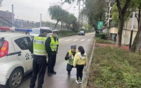 小女孩贪玩偷跑迷路 细心交警助其寻母缩略图 小女孩贪玩偷跑迷路 细心交警助其寻母缩略图