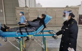 让道!旅客突发疾病,高铁临时停车1分及时救助缩略图 让道!旅客突发疾病,高铁临时停车1分及时救助缩略图