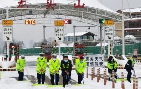 瑞雪降汉中，交警护平安缩略图
