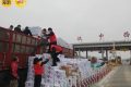 48吨火腿肠倾洒汉中收费站附近，志愿者秒变“搬运工”缩略图