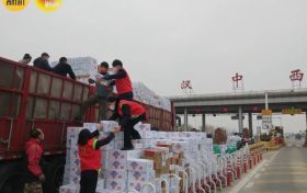 48吨火腿肠倾洒汉中收费站附近,志愿者秒变“搬运工”缩略图 48吨火腿肠倾洒汉中收费站附近,志愿者秒变“搬运工”缩略图