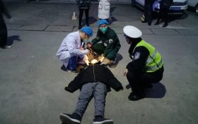 男子醉酒倒地 执勤交警紧急救助缩略图 男子醉酒倒地 执勤交警紧急救助缩略图
