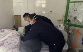宁强一八旬老人家中不慎摔倒,民警及时救助缩略图 宁强一八旬老人家中不慎摔倒,民警及时救助缩略图