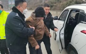 醉酒老人瘫坐路上 民警救助安全送家缩略图 醉酒老人瘫坐路上 民警救助安全送家缩略图