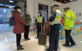 汉中游客丢失行李 交警迅速找回缩略图 汉中游客丢失行李 交警迅速找回缩略图