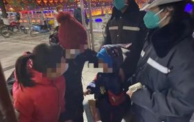略阳交警执勤中帮助走失孩子找到家人缩略图 略阳交警执勤中帮助走失孩子找到家人缩略图