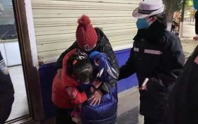 小孩街头走失 民警暖心救助缩略图 小孩街头走失 民警暖心救助缩略图