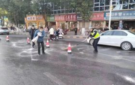 路面结冰存隐患,勉县民警及时清理缩略图 路面结冰存隐患,勉县民警及时清理缩略图