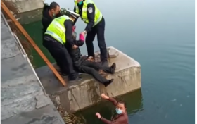宁强公安民警及时救助落水群众缩略图 宁强公安民警及时救助落水群众缩略图