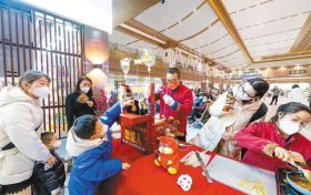 旅客春运路上赏民俗:农历小年 陕西铁路迎来旅客出行小高峰缩略图 旅客春运路上赏民俗:农历小年 陕西铁路迎来旅客出行小高峰缩略图