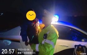 巡逻路遇迷路男孩 汉中交警暖心护送回家缩略图 巡逻路遇迷路男孩 汉中交警暖心护送回家缩略图