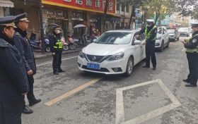 交警城管联合执法,严厉整治“违停”顽疾缩略图 交警城管联合执法,严厉整治“违停”顽疾缩略图
