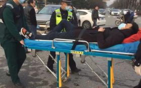 汉中交警 | “警医合作”迅速救助事故伤员缩略图 汉中交警 | “警医合作”迅速救助事故伤员缩略图