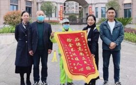 这个环卫工人的暖心举动,让外地人决定在汉中买房!缩略图 这个环卫工人的暖心举动,让外地人决定在汉中买房!缩略图