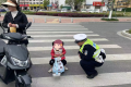 萌娃“驾车”独自外出 汉中交警贴心守护帮助找寻家人缩略图