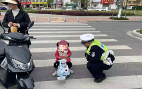 萌娃“驾车”独自外出 汉中交警贴心守护帮助找寻家人缩略图 萌娃“驾车”独自外出 汉中交警贴心守护帮助找寻家人缩略图