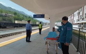 旅客列车上突然晕倒 略阳车站紧急救助缩略图 旅客列车上突然晕倒 略阳车站紧急救助缩略图