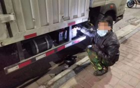 男子凌晨偷电瓶被发现 一路狂奔“撞上”巡逻特警缩略图 男子凌晨偷电瓶被发现 一路狂奔“撞上”巡逻特警缩略图
