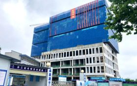 【项目建设】赞!南郑区人民医院内科综合楼主体封顶缩略图 【项目建设】赞!南郑区人民医院内科综合楼主体封顶缩略图
