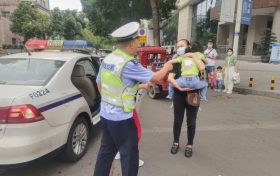 儿童高烧昏迷 高速交警暖心护送缩略图 儿童高烧昏迷 高速交警暖心护送缩略图