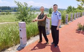 男子盗窃江堤护栏铁链 被抓现行缩略图 男子盗窃江堤护栏铁链 被抓现行缩略图