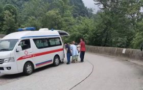 面包车侧翻!众人齐心协力实施救援 →缩略图 面包车侧翻!众人齐心协力实施救援 →缩略图