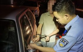 大河坎派出所:深夜张贴涉黄“小卡片”?抓!缩略图 大河坎派出所:深夜张贴涉黄“小卡片”?抓!缩略图