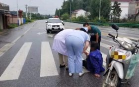 凡人善举!民警见危施救 群众交口称赞缩略图 凡人善举!民警见危施救 群众交口称赞缩略图