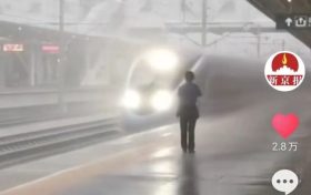 汉中火车站“风雨玫瑰”客运员,感动万千网友……缩略图 汉中火车站“风雨玫瑰”客运员,感动万千网友……缩略图