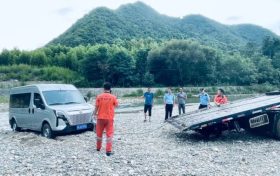 游客驾车被困河道 警民联手推车救援缩略图 游客驾车被困河道 警民联手推车救援缩略图
