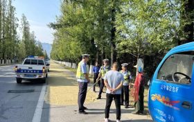汉中交警二大队积极治理占道晒粮安全隐患缩略图 汉中交警二大队积极治理占道晒粮安全隐患缩略图