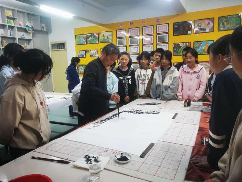 当代著名书画家苏万强、牟君诚 走进舒家坝镇九年制学校乡村少年宫插图